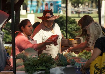 Vendedores ofreciendo pimientos