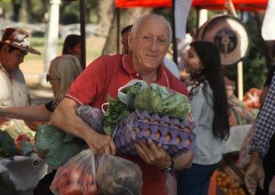 Señor lleva los productos que compró