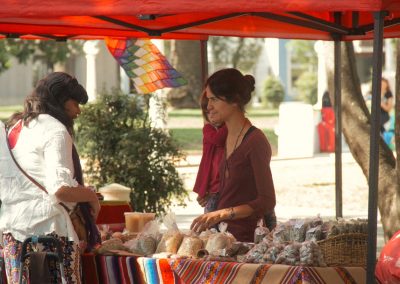 Vendedora ofrece sus productos