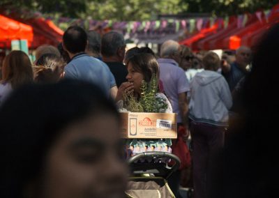 Mujer con los productos que compró