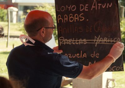 Vendedor tacha el pizarrón.