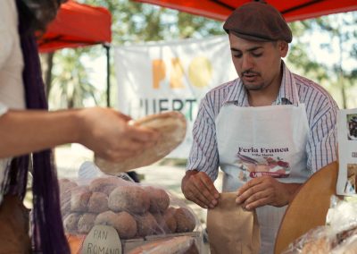 Vendedor cerrando bolsa de papel