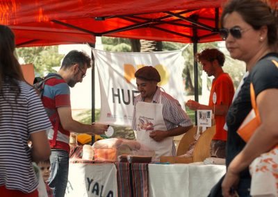 Autor de la nota comprando en un puesto de la feria