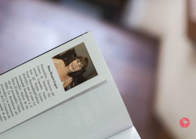 Fotografía de una solapa de un libro